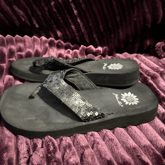 Yellow Box Black Sequin Sandals Size 6 - Picture 2 of 6